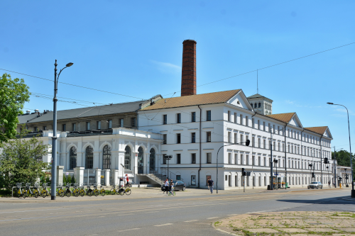 widok na budynek tzw. Białej Fabryki